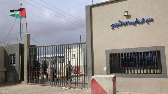 سلطة المعابر تحبط محاولة تهريب 1000 علبة سجائر داخل شاحنات مساعدات في معبر كرم أبو سالم