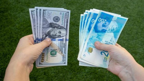 انخفاض ملحوظ على سعر صرف الدولار مقابل الشيكل
