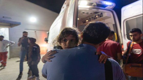 الصحة العالمية تعلن عن مغادرة أكثر من 100 مصاب من غزة عبر معبر كرم أبو سالم