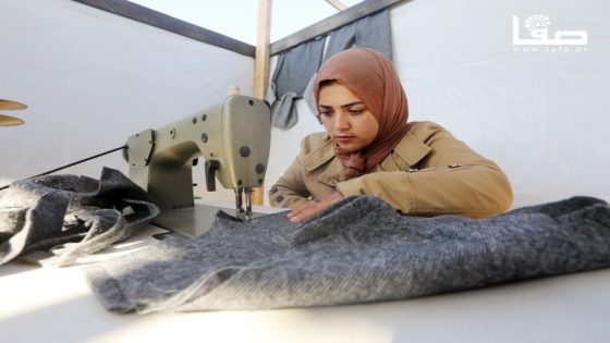 بالصور .. سيدات غزة يبتكرن طريقة للحصول على ملابس دافئة للنازحين