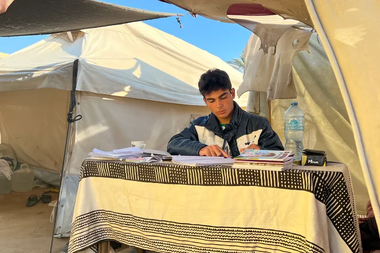 طلاب غزة يتغلبون على التحديات ويواصلون سعيهم لاجتياز الثانوية العامة