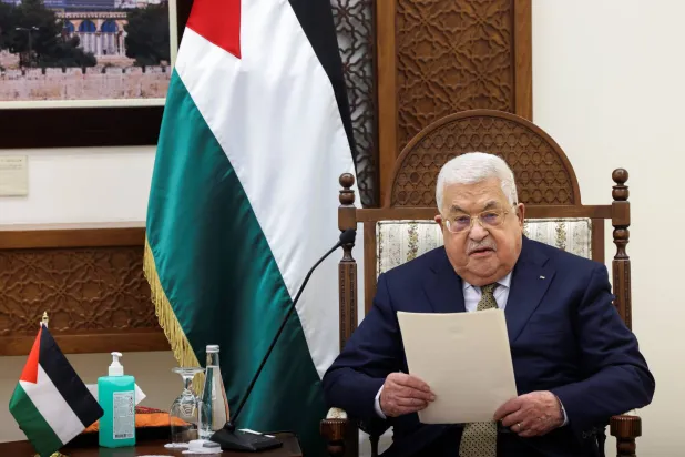 الرئيس عباس يصل القاهرة غدا للمشاركة في قمة دول الثماني