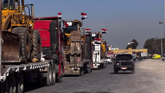 مصر تدخل معداتها الثقيلة للمساهمة في ازالة الركام و فتح الشوارع