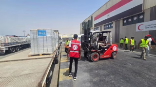 تدفق شاحنات المساعدات إلى غزة عبر معبر رفح.. والهلال الأحمر يجهز كميات كبيرة