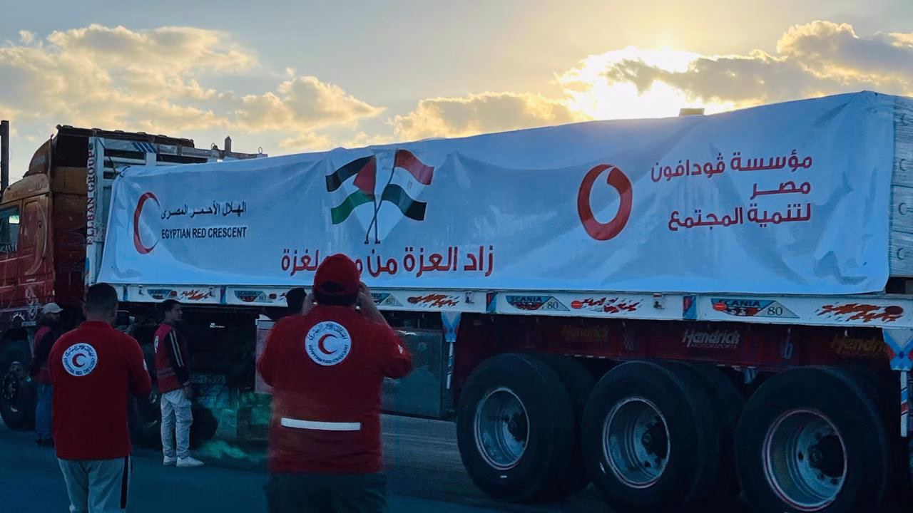 فودافون مصر ترسل قوافل دعم إغاثي إلى معبر رفح ضمن مبادرة “من أجل غزة”