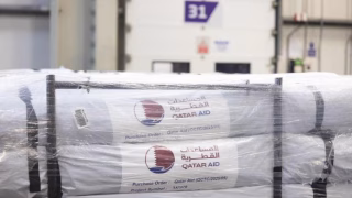 قطر تُطلق جسرًا جويًا ضخمًا لنقل عشرات الآلاف من الخيام إلى قطاع غزة