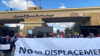 غزيون في مصر يبحثون سبل العودة إلى القطاع بعد وقف الحر-ب