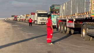 الهلال الأحمر المصرى يدفع بـ240 ألف سلة غذائية عبر قافلة زاد العزة إلى غزة