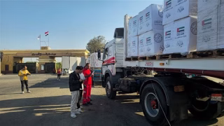 شاحنات المساعدات الإماراتية تعبر معبر رفح متجهة إلى كرم أبو سالم تمهيدا لدخولها إلى قطاع غزة