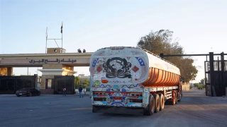 إدخال شاحنات وقود وغاز طبيعي إلى قطاع غزة عبر معبر كرم أبو سالم