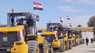 معدات وحفارات مصرية تستعد لعبور معبر رفح للمشاركة فى إعادة إعمار غزة