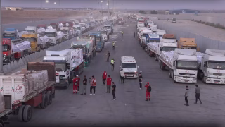 لتسليمها للجانب الفلسطيني.. شاحنات مساعدات تغادر معبر رفح البري إلى كرم أبو سالم