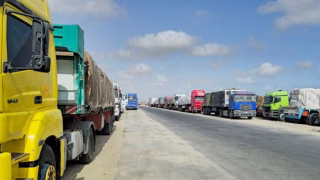 تحرك شاحنات المساعدات إلى معبري كرم أبوسالم والعوجة تمهيدًا لدخولها غزة