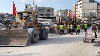 أعلنت هيئة الإغاثة الإنسانية (İHH) التركية، أنها بدأت أعمال رفع أنقاض وتنظيف في قطاع غزة، الذي تعرض لدمار واسع نتيجة الهجمات الإسرائيلية على مدار عامين. وذكر بيان صادر عن الهيئة، السبت، أنها بدأت بتنفيذ مشروع جديد في غزة، يشمل أعمال تنظيف البيئة وفتح طرق ورفع أنقاض، خصوصاً في شمال القطاع، وذلك لتسريع عملية إعادة التأهيل في المنطقة. ( İHH - وكالة الأناضول )