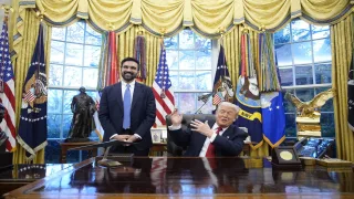 epa12540819 US President Donald Trump (R) meets with New York City mayor-elect Zohran Mamdani (L) in the Oval Office at the White House in Washington, DC, USA, 21 November 2025. EPA/YURI GRIPAS / POOL