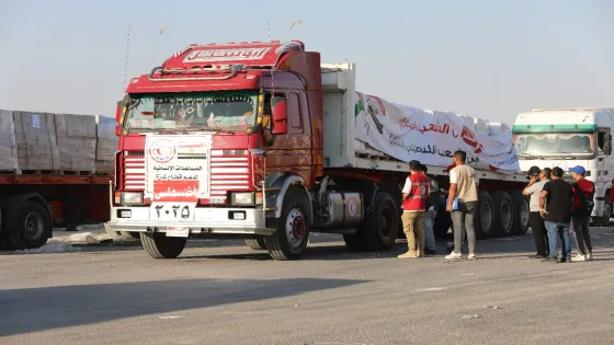تحرك الدفعة الـ81 من شاحنات المساعدات إلى معبر كرم أبوسالم تمهيدًا لدخولها غزة