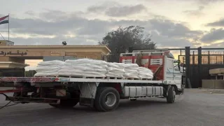 شاحنات المساعدات تغادر معبر رفح إلى كرم أبو سالم لتسليمها للجهات الفلسطينية