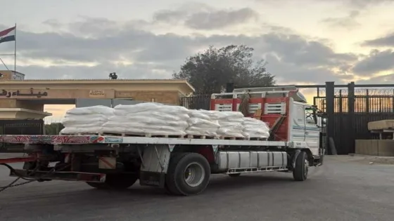 شاحنات المساعدات تغادر معبر رفح إلى كرم أبو سالم لتسليمها للجهات الفلسطينية