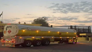 القافلة المصرية 107 تغادر معبر رفح البري لتسليمها إلى الجهات الفلسطينية