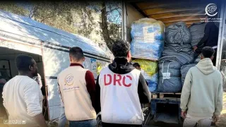 فارس العرب وDRC توزع بطانيات على النازحين في مخيمات الوسطى