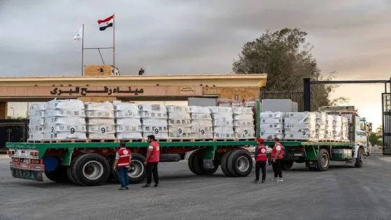 تواصل إرسال المساعدات الإنسانية إلى غزة عبر معبر رفح رغم المعوقات الاسرائيلية