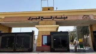 «سنعود مهما كان الثمن».. غزيون عالقون في مصر يترقبون فتح معبر رفح رغم القيود