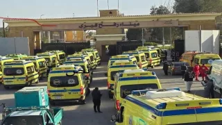 توافد سيارات الإسعاف وموظفي السلطة الفلسطينية إلى معبر رفح تمهيدًا لفتح العبور بالاتجاهين