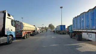 الهلال الأحمر المصري يدفع قافلة «زاد العزة» مع بدء التشغيل لمعبر رفح