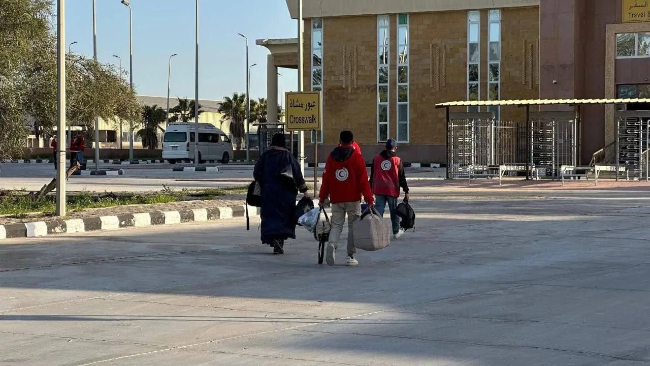 جانب من تواجد طواقم الهلال الأحمر المصري واستقباله للعائدين