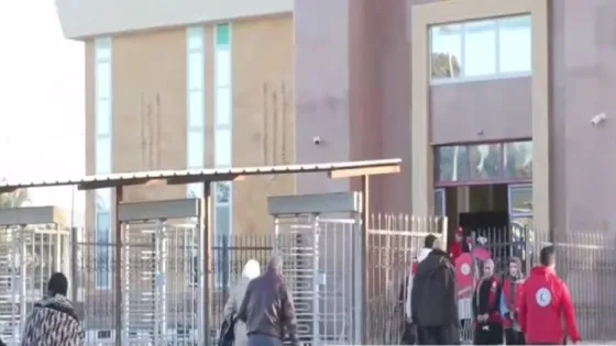 وصول الدفعة الثالثة من الأسر الفلسطينية إلى معبر رفح تمهيدا لدخول غزة