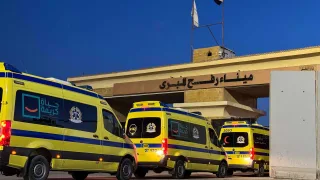 استئناف سفر دفعة من مرضى غزة عبر معبر رفح من الجانب الفلسطيني