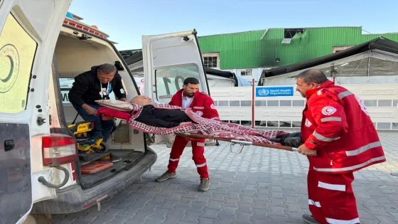 لليوم الثالث على التوالي.. الهلال الأحمر الفلسطيني يواصل إجلاء المرضى عبر معبر رفح