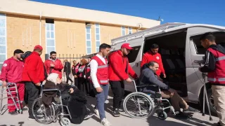 الهلال الأحمر المصري يستقبل الدفعة الرابعة من جرحى غزة ويطلق القافلة 132 «زاد العزة»