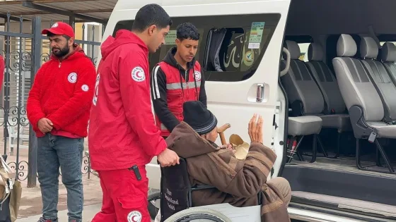 الهلال الأحمر المصري يستقبل الدفعة السادسة من المرضى الفلسطينيين ويدفع بقافلة «زاد العزة» 134 إلى غزة