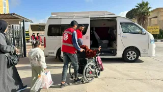 فرق الهلال الأحمر تواكب عودة الفلسطينيين إلى قطاع غزة عبر معبر رفح