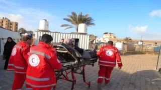 الهلال الأحمر الفلسطيني يسهّل مغادرة دفعة جديدة من المرضى والمسافرين عبر معبر رفح