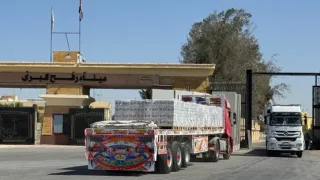 بالتزامن مع فتح معبر رفح.. تحرك الدفعة الـ137 من شاحنات المساعدات إلي معبر كرم أبو سالم 