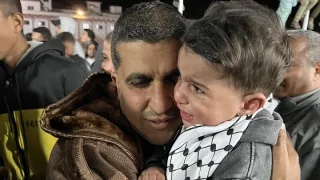 بالصور: وصول عدد من الفلسطينيين العائدين إلى غزة عبر معبر رفح ولمّ شملهم بعائلاتهم