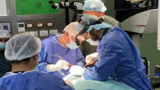 صحة غزة تُعلن نجاح عملية استئصال ورم دماغي لمريض سبعيني