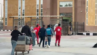 الهلال الأحمر المصري يطلق «زاد العزة» 139 ويستقبل الدفعة الـ11 من المصابين الفلسطينيين