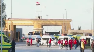 معبر رفح يستقبل دفعة جديدة من العائدين والجرحى الفلسطينيين