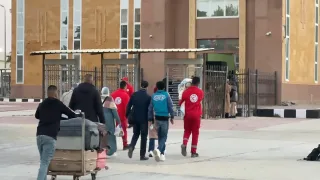 وصول دفعة جديدة من الفلسطينيين العائدين لغزة إلى معبر رفح البري