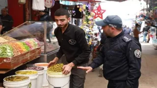 شرطة غزة تكثف إجراءاتها الميدانية لضبط الأسواق وتسهيل الحركة في رمضان