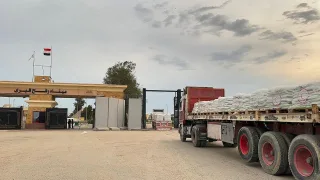 الهلال الأحمر المصري يطلق قافلة زاد العزة 141 ويستقبل الدفعة الثالثة عشرة من مصابي غزة