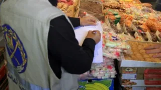 “مباحث التموين” بخانيونس تحرر 4 محاضر ضبط وتوقف بائعَين اثنين