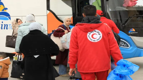 الهلال الأحمر المصري يستقبل الدفعة الخامسة عشرة من مصابي غزة عبر معبر رفح
