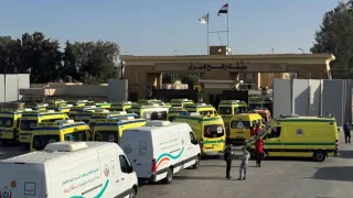 استعدادات طبية بمعبر رفح لاستقبال دفعة جديدة من المصابين الفلسطينيين