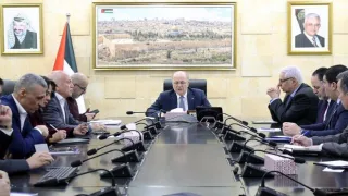 إجراءات حكومية فلسطينية إزاء التطورات بالمنطقة.. “توفر السلع لـ 6 أشهر”