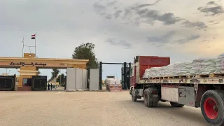 «زاد العزة 148» تنطلق إلى غزة محمّلة بعشرات الآلاف من السلال الغذائية ومستلزمات الإيواء