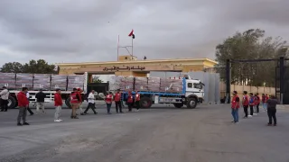 تحرك دفعة جديدة من شاحنات المساعدات إلى قطاع غزة 